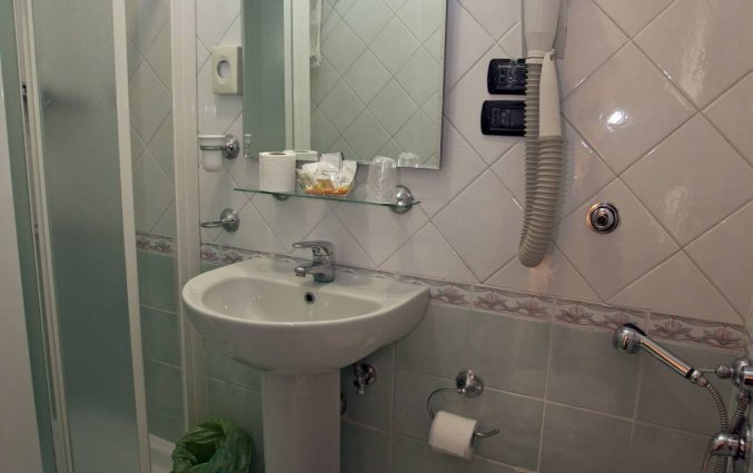 Badkamer van een tweepersoonskamer van Hotel Neapolis in Napels