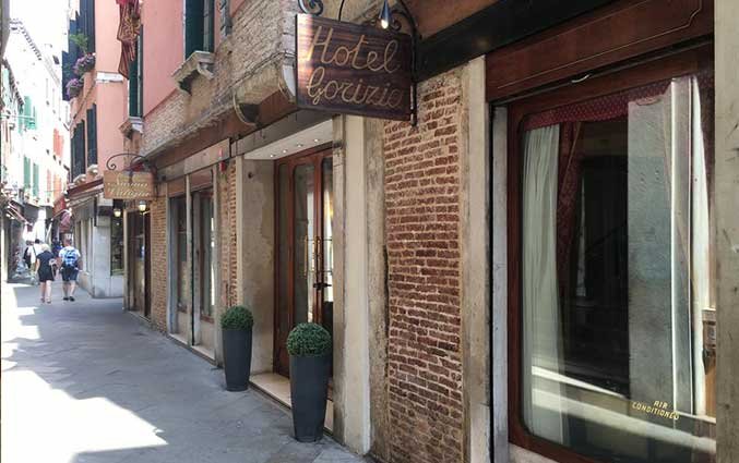 Ingang van Hotel Gorizia a la Valigia in Venetie