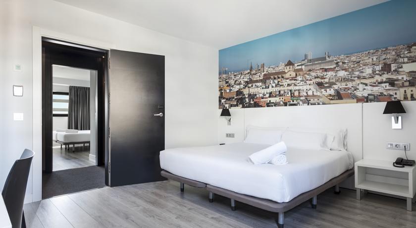 Tweepersoonskamer met spiegel van hotel Andante in Barcelona
