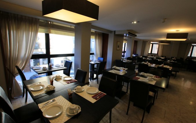 Ontbijtruimte en restaurant van Hotel da Bolsa in Porto