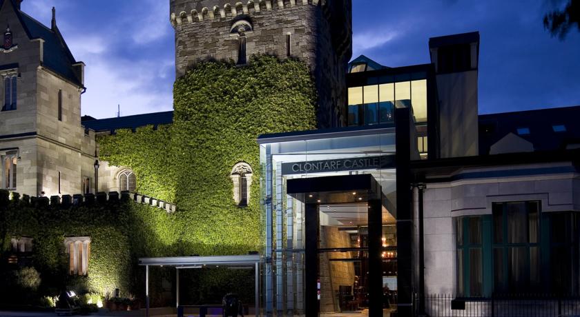 Vooraanzicht van Hotel Clontarf Castle in Dublin