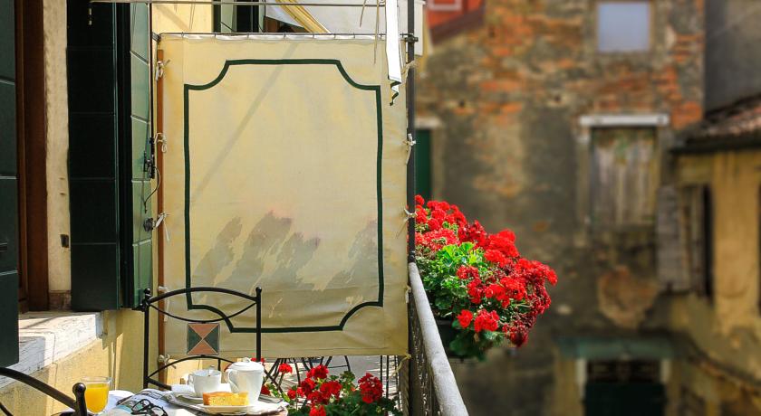 Balkon met zitjes en ontbijt van hotel Apostoli Palace stedentrip Venetië