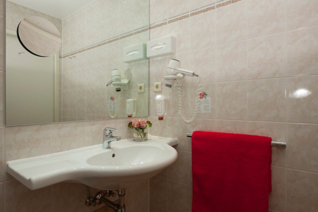 Badkamer van een tweepersoonskamer van Hotel Pertschy Paleis in Wenen