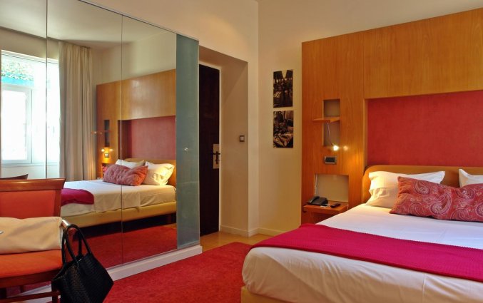 Tweepersoonskamer met spiegel en bed in hotel Semeli stedentrip Athene