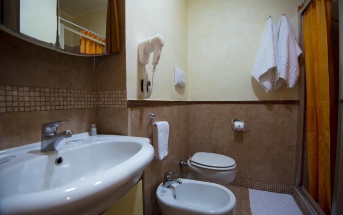 Wasbak in de badkamer van Hotel Schilizzi Napels